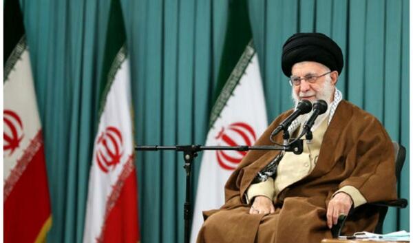 عکس رهبر در حال چای خوردن