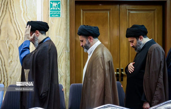 عکس رهبر در حال چای خوردن