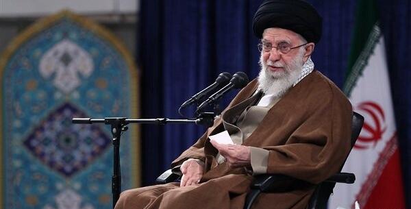عکس رهبر در حال چای خوردن
