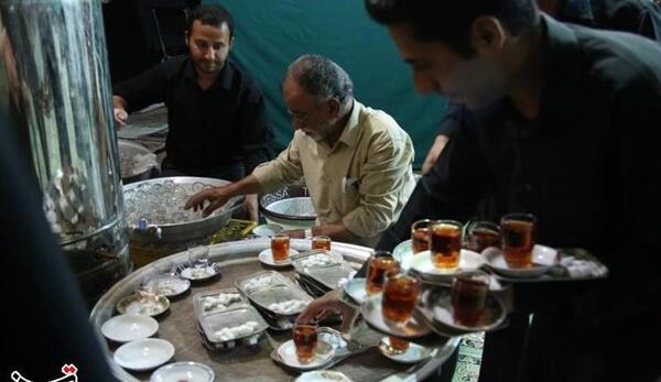 عکس چای ریختن امام