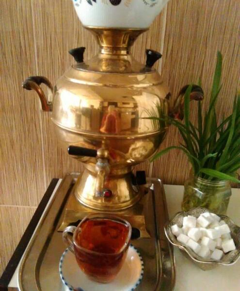 عکس چای ریختن امام