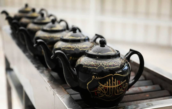 عکس چای ریختن امام