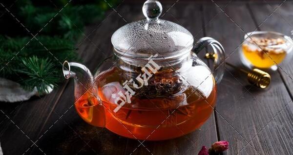عکس ریختن چای در فنجان