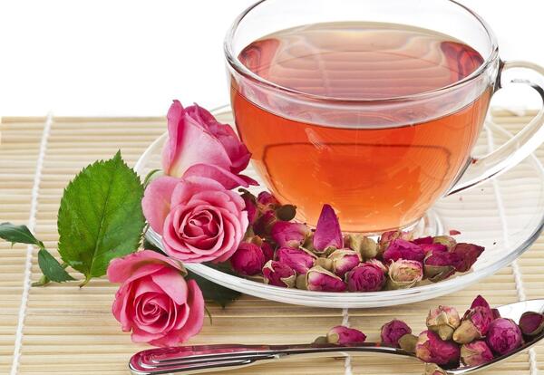 عکس ریختن چای در فنجان
