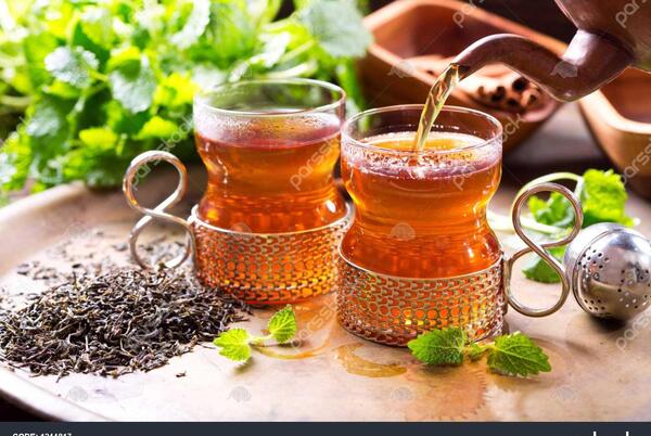 عکس ریختن چای در فنجان
