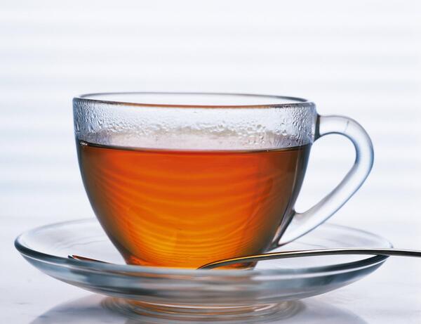 عکس ریختن چای در فنجان