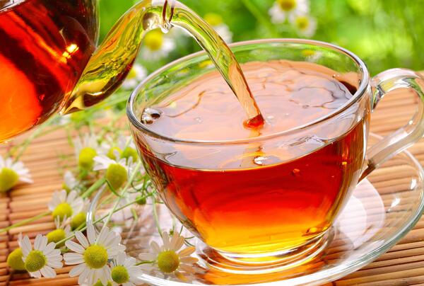 عکس ریختن چای در فنجان