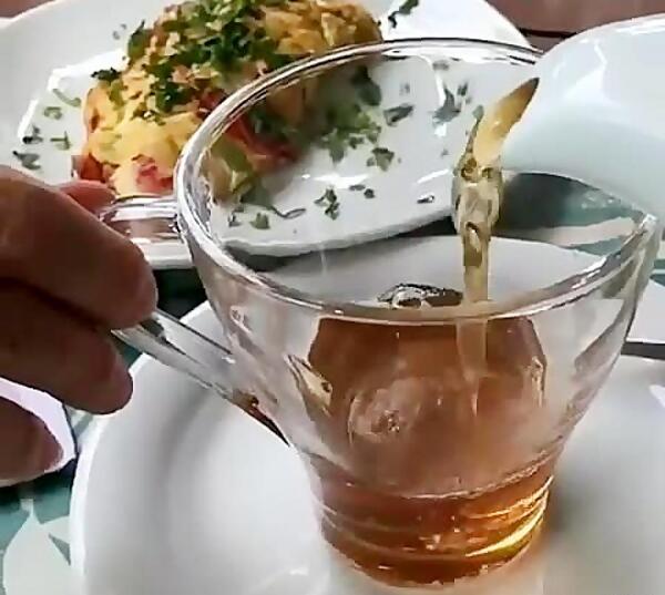 عکس ریختن چای در فنجان