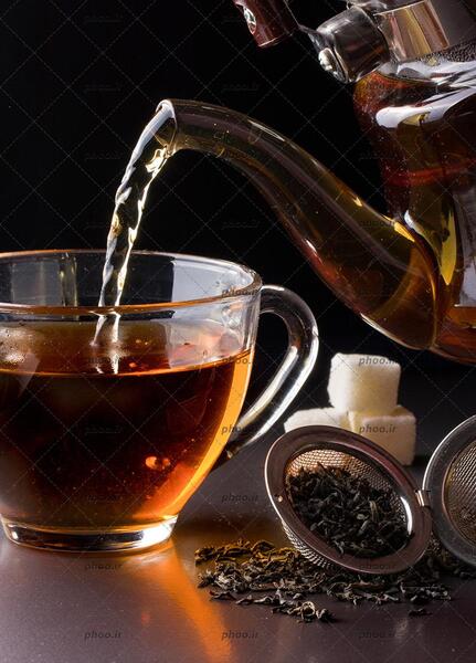 عکس ریختن چای در فنجان