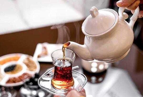 عکس ریختن چای در فنجان