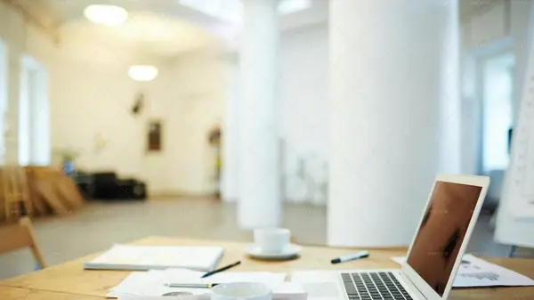 عکس لیوان چای روی میز