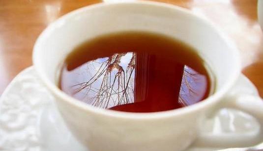 عکس لیوان چای روی میز