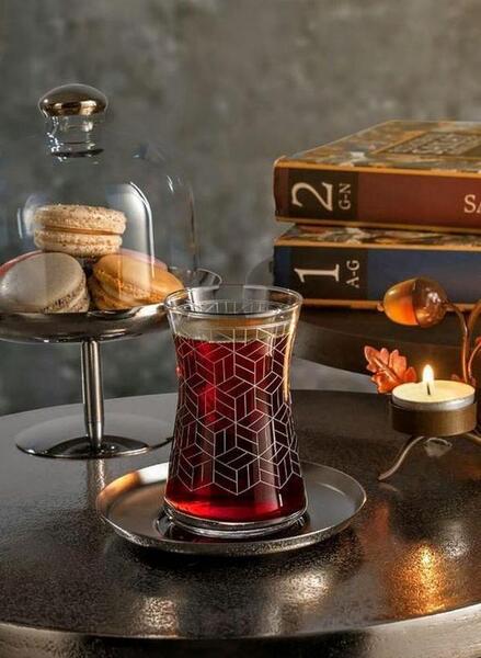 عکس لیوان چای روی میز