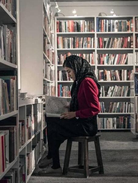 ایده عکس در کتابخانه