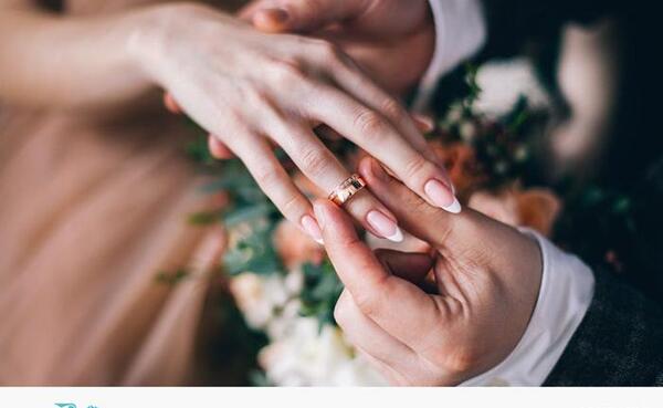 عکس دست عروس و داماد با حلقه ازدواج