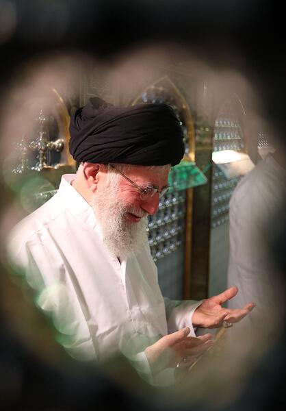 عکس حضرت آقا در حرم امام رضا