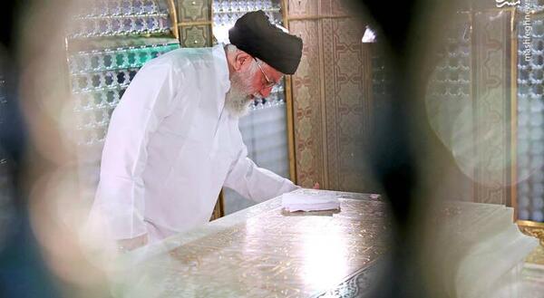 عکس حضرت آقا در حرم امام رضا