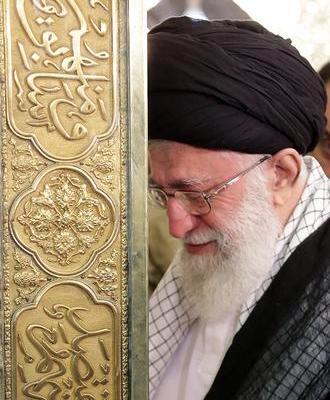 عکس حضرت آقا در حرم امام رضا