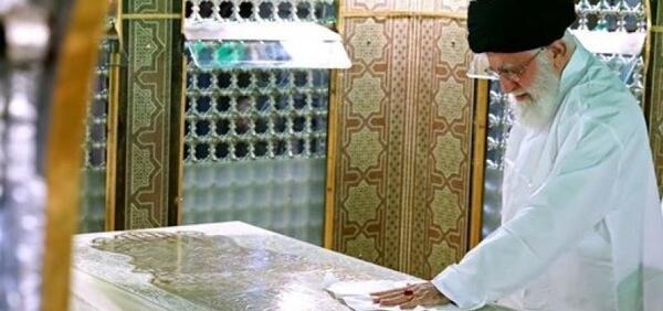 عکس حضرت آقا در حرم امام رضا