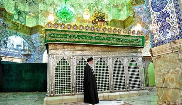 عکس حضرت آقا در حرم امام رضا