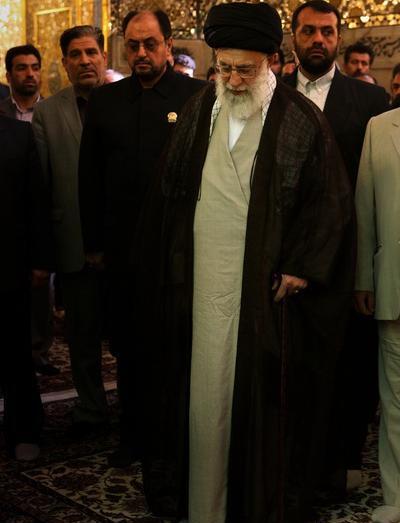 عکس حضرت آقا در حرم امام رضا
