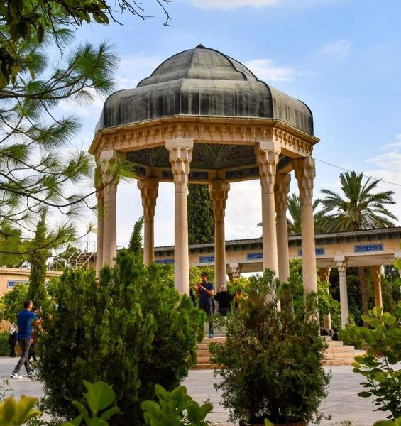 عکس از ارامگاه حافظ شیرازی