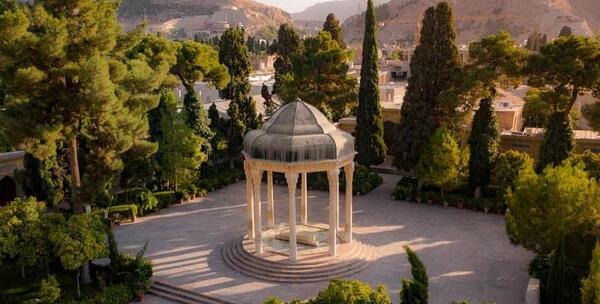 عکس از ارامگاه حافظ شیرازی