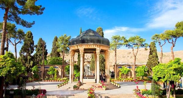 عکس از ارامگاه حافظ شیرازی