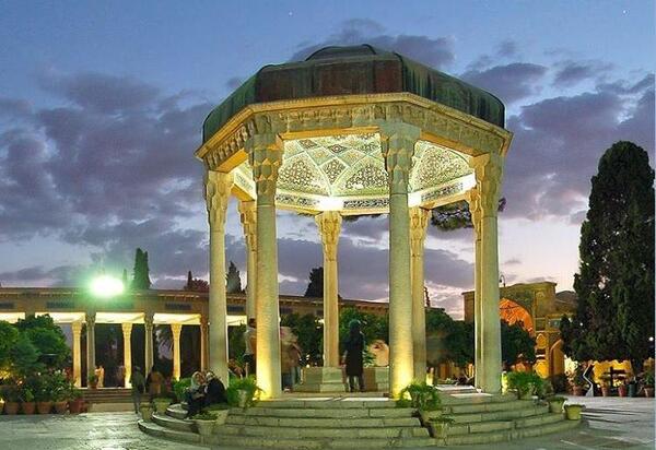عکس از ارامگاه حافظ شیرازی
