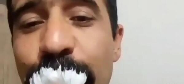 عکس خنده دار مرد سیبیلو