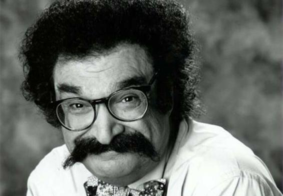 عکس خنده دار مرد سیبیلو