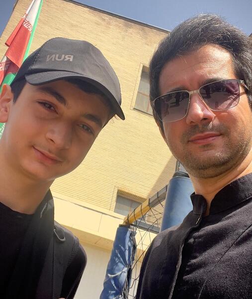 عکس مجری به سمت خدا
