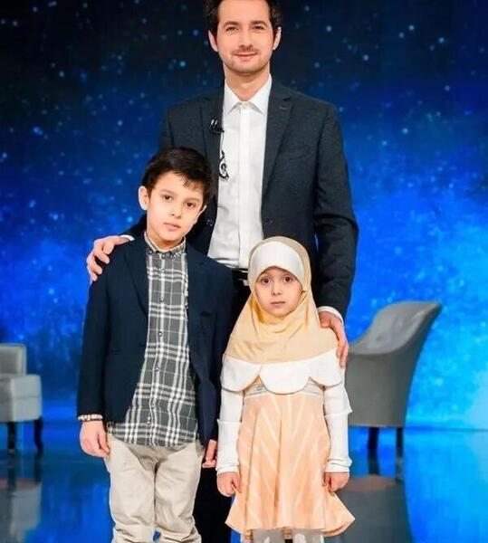 عکس مجری به سمت خدا