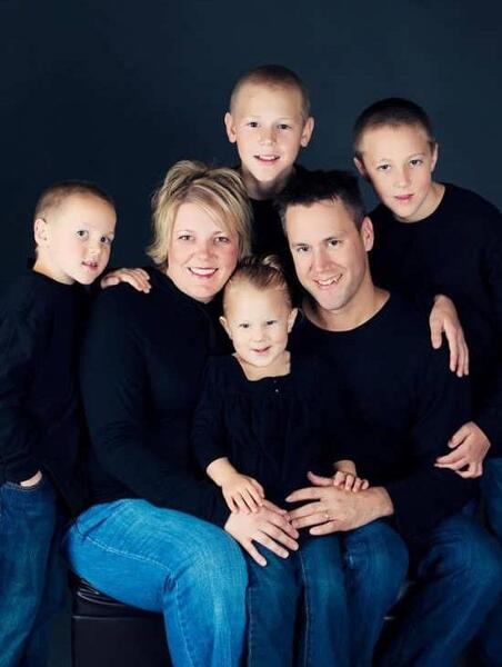 آتلیه ژست عکس خانوادگی چهار نفره
