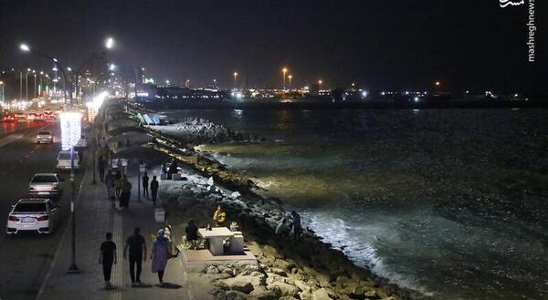 عکس موج دریا در شب