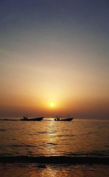 عکس موج دریا در شب