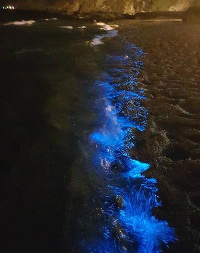 عکس موج دریا در شب
