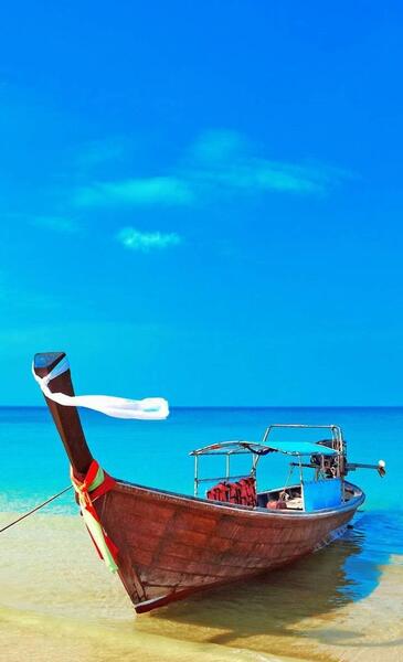 عکس از دریا و قایق