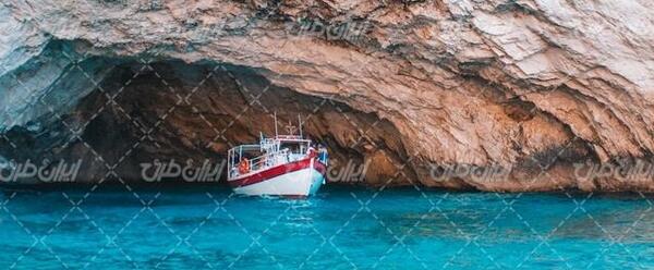 عکس دریا با قایق تفریحی