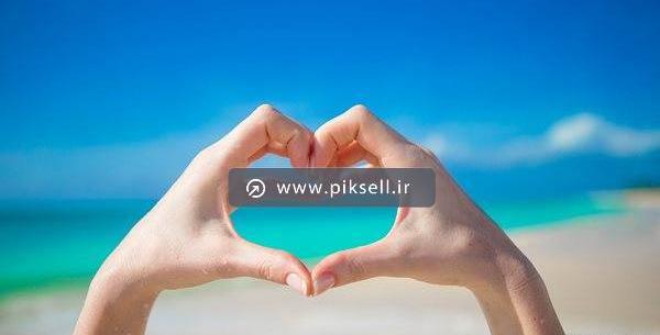 عکس استیکر قلب با دست