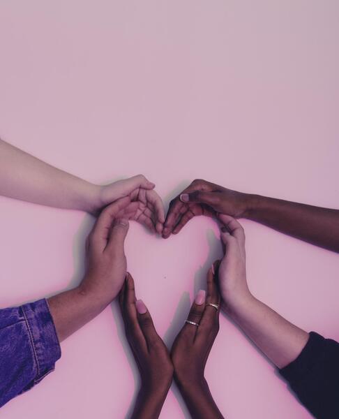 عکس قلب با دست دختر و پسر