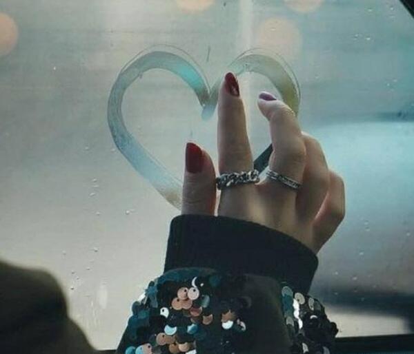 عکس قلب برفی در دست