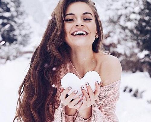 عکس قلب برفی در دست