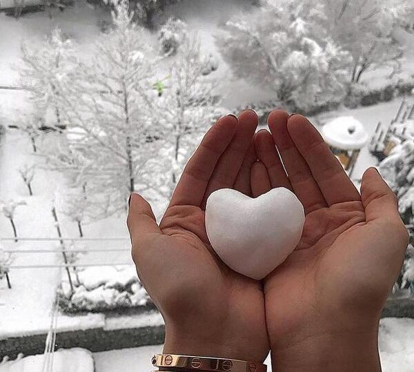 عکس قلب برفی در دست