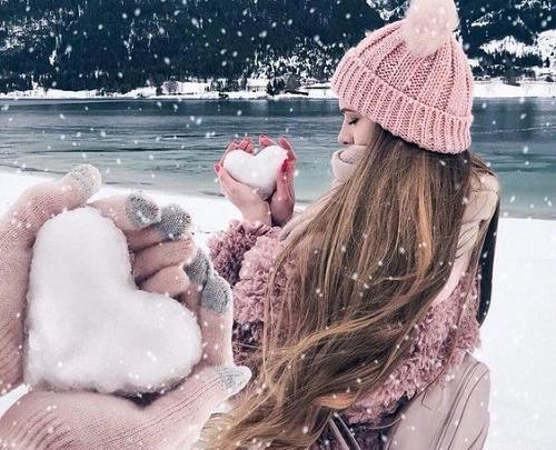 عکس قلب برفی در دست دختر