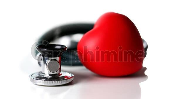 عکس قلب و گوشی پزشکی