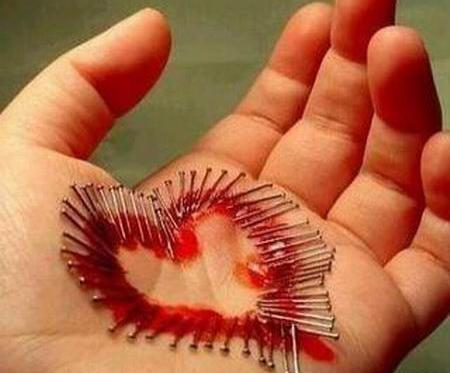 عکس قلب خونی در دست