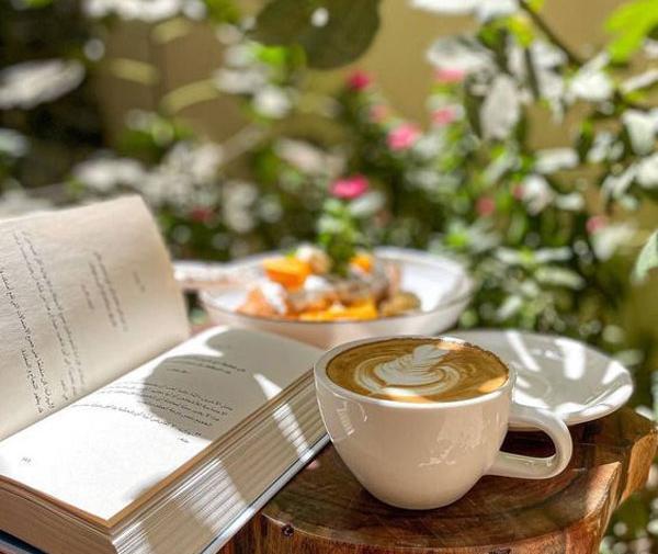 عکس قهوه و کتاب برای پروفایل