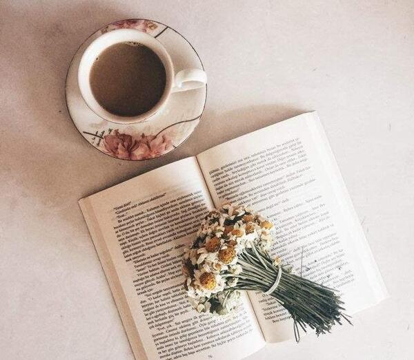 عکس قهوه و کتاب برای پروفایل
