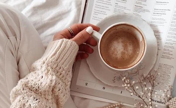 عکس قهوه و کتاب برای استوری